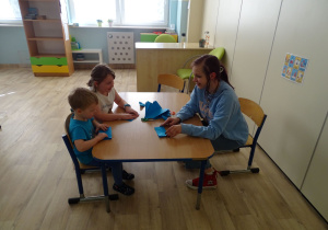 dzieci biorą udziałw warsztatach origami