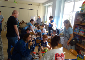 rodzice w kawiarence