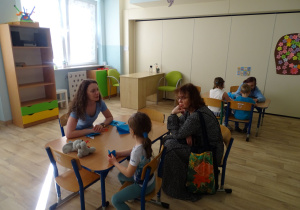 dziewczynka z mamą biorą udział w warsztatach origami