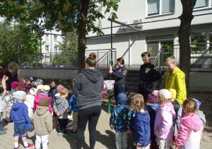 dzieci biorą udział w zajęciach ze strażą miejską