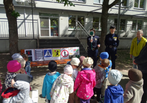 dzieci słuchają zasad bezpieczeństwa