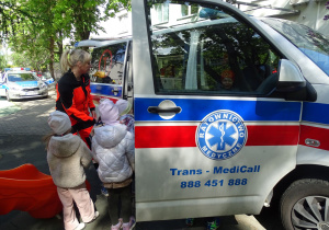 dzieci wsiadają do ambulansu
