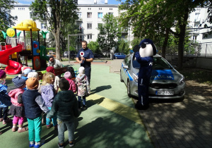 dzieci poznają ciekawostki na temat policji