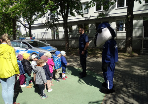 dzieci poznają ciekawostki na temat policji