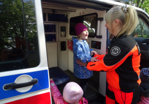 dziewczynka w ambulansie