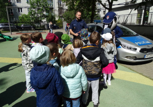 dzieci na spotkaniu z policją
