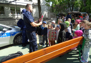dzieci na spotkaniu z policją
