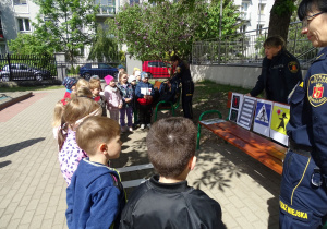 dzieci słuchają zasad bezpiecznego poruszania się na drodze