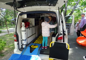 dzieci w ambulansie