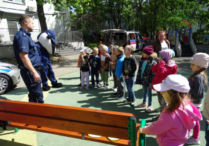 dzieci na spotkaniu z policją