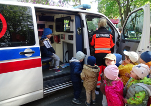 dzieci wsiadają do ambulansu