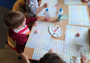 Malowanie przez dzieci wyrobów ceramicznych.