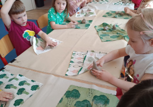 Lepienie z gliny.