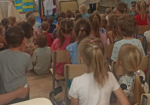 Dzieci oglądają aktorów na scenie