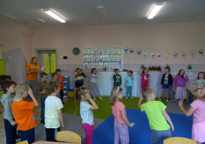 Inscenizacja "Lokomotywy" w wykonaniu dzieci i Rodziców.
