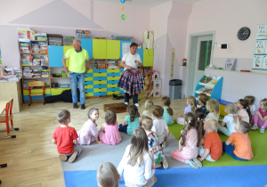 Dzieci słuchają i obserwują