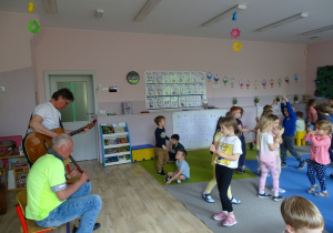 Dzieci tańczą