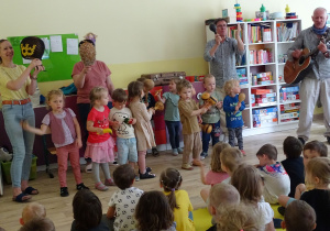 Dzieci grają
