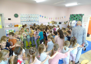 Dzieci tańczą