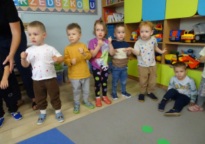 dzieci tańczą
