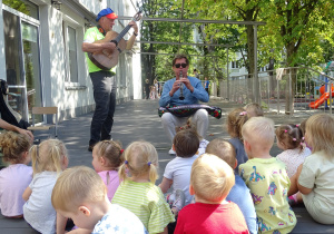 dzieci siedzą i słuchają