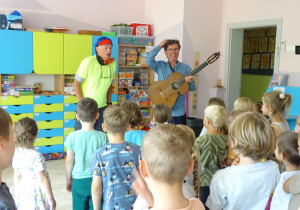 dzieci oglądają występ
