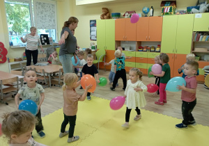 Zabawy z balonami w grupie Rumianki.