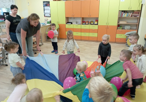 Wspólne zabawy z balonami i chustą animacyjną w grupie Rumianki.