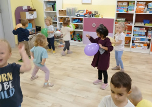 Dzieci z grupy Stokrotki tańczą z balonami do przedszkolnych piosenek.