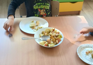 chłopiec patrzy na sałatkę