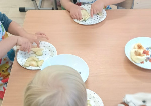 dzieci kroją jabłka