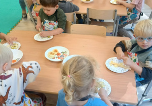 dzieci kroją jabłka