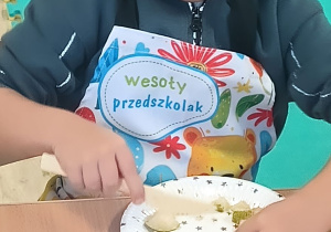 chłopiec kroi gruszkę