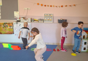 dzieci ćwiczą na torze przeszkód