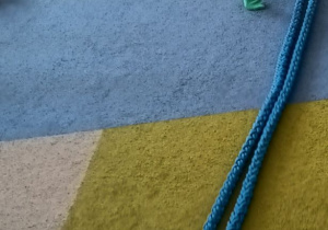 chłopiec przechodzi po linie