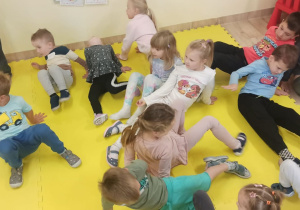 dzieci leżą na podłodze