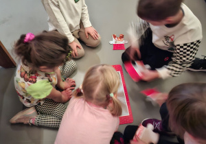 dzieci układają puzzle