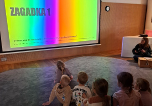 dzieci słuchają zagadek