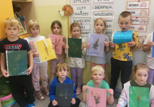 Dzieci prezentują zielnik.