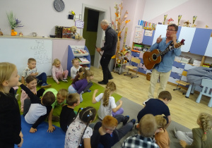 Dzieci słuchają muzyki.
