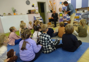 Dzieci rozmawiają z panami.