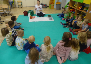 Dzieci poznają pracę naukowców.