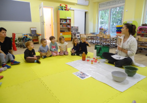 Dzieci poznają pracę w labolatorium.