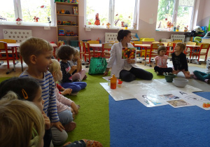 Dzieci rozmawiają o owocach.