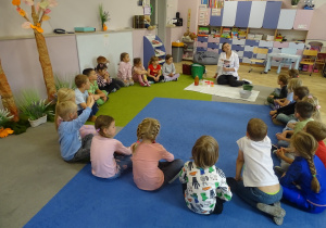 Dzieci uczestniczą w zajęciach.