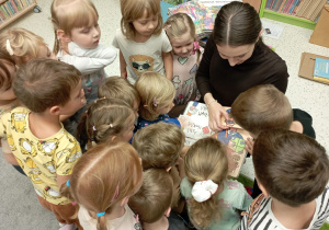 Dzieci oglądają książkę.