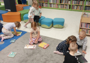 Zabawa na dywanie w bibliotece.