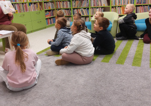 Dzieci słuchają bajki czytanej przez panią