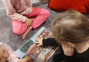 Dzieci układają puzzle