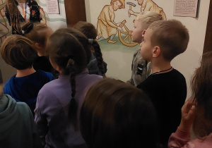 Dzieci oglądają wystawę w muzeum